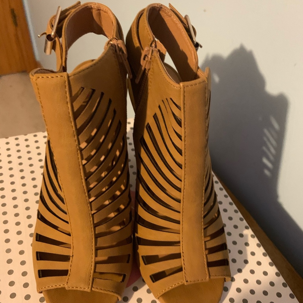 Women cut out cages buckle slug chunky shoes. - Picture 3 of 5